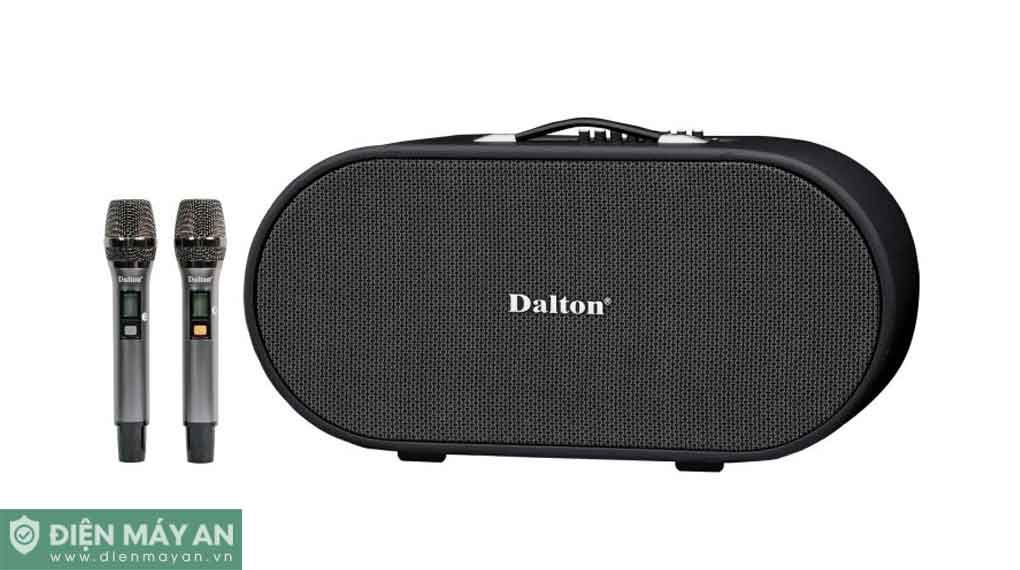 Loa karaoke Dalton kèm hai micro không dây màu đen bạc đặt trên nền trắng